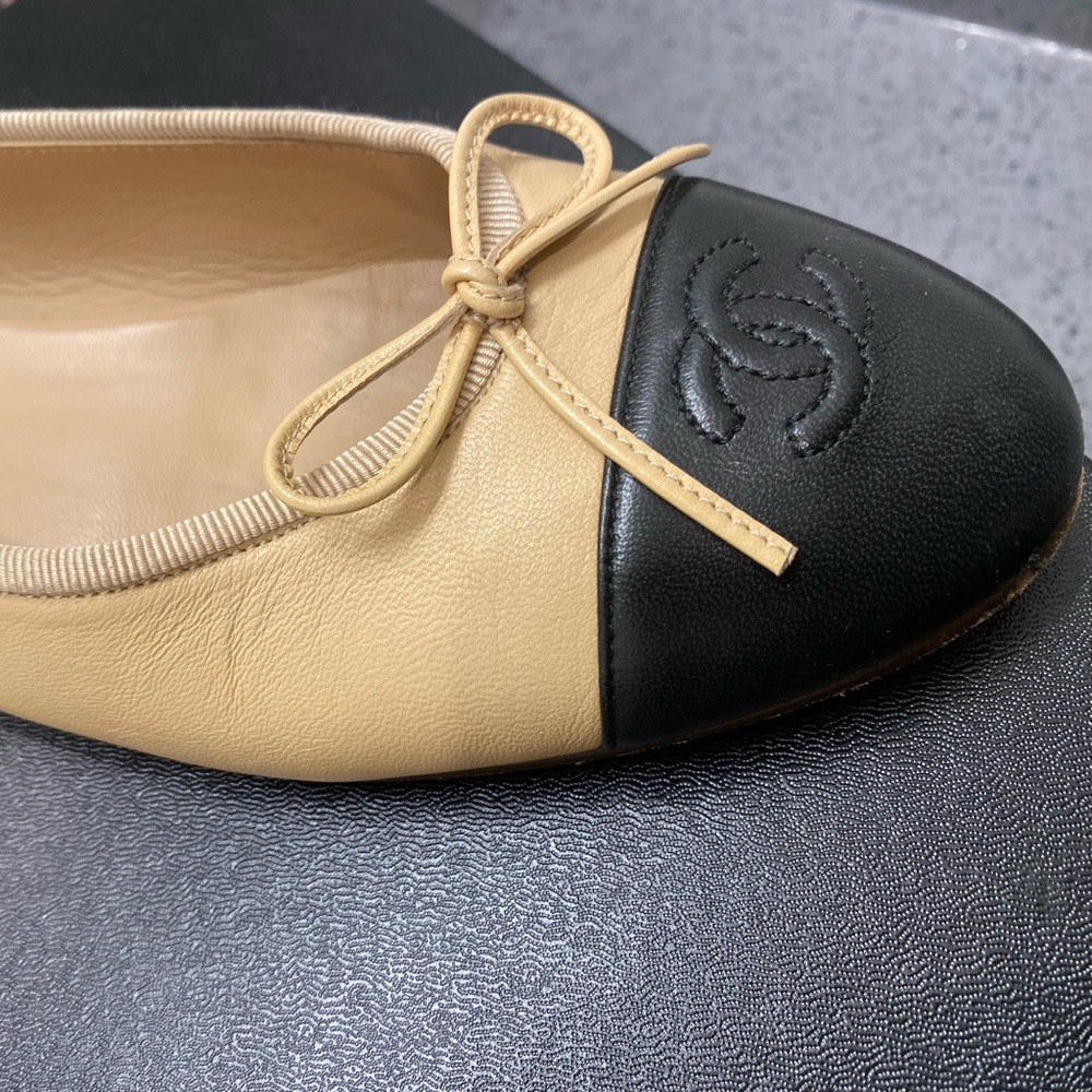 CHANEL Beige and Black Leather Cap-Toe Ballet Flats - Picture 11 of 11